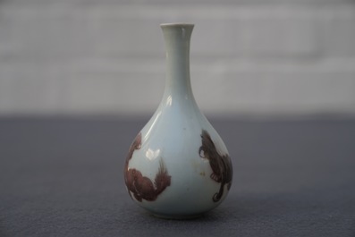 Un vase en porcelaine de Chine rouge de cuivre &agrave; d&eacute;cor d'animaux mythiques, Kangxi