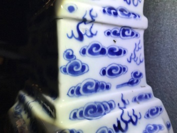 Une garniture d'autel au br&ucirc;le-parfum en porcelaine de Chine bleu et blanc, 19&egrave;me