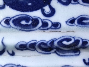 Une garniture d'autel au br&ucirc;le-parfum en porcelaine de Chine bleu et blanc, 19&egrave;me