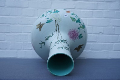 Un vase de forme tianqiu ping en porcelaine de Chine famille rose, marque de Qianlong, 19&egrave;me