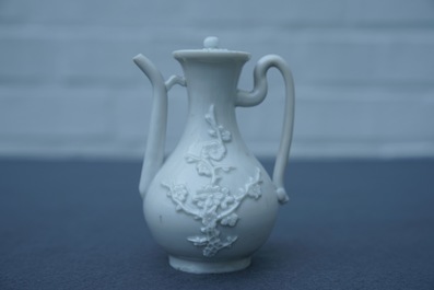 Een Chinese Dehua blanc de Chine wijnkan met bloemen in reli&euml;f, Kangxi