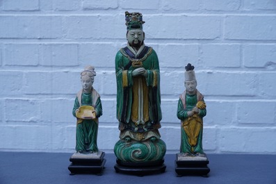 Trois figures en gr&egrave;s &eacute;maill&eacute; sancai, Chine, Ming
