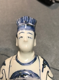 Un mod&egrave;le d'un servant en porcelaine de Chine bleu et blanc, Wanli