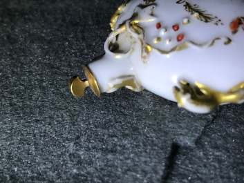 Une tabati&egrave;re en porcelaine de Chine rouge de fer et dor&eacute;, Yongzheng