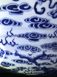 Une garniture d'autel au br&ucirc;le-parfum en porcelaine de Chine bleu et blanc, 19&egrave;me