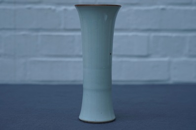 Un vase en porcelaine blanc de Chine &agrave; d&eacute;cor incis&eacute;, &eacute;poque Transition