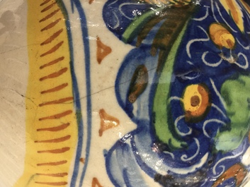 Een apothekerspot of 'vaso a palla' in Italiaanse majolica, Veneti&euml;, 2e helft 16e eeuw