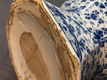 Une paire de tr&egrave;s grands vases en fa&iuml;ence de Delft bleu et blanc, d&eacute;but du 18&egrave;me