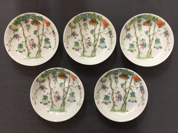 Douze assiettes en porcelaine de Chine famille rose, marques de Guangxu et Qianlong, R&eacute;publique, 20&egrave;me