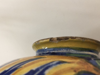 Een apothekerspot of 'vaso a palla' in Italiaanse majolica, Veneti&euml;, 2e helft 16e eeuw