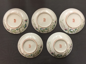 Douze assiettes en porcelaine de Chine famille rose, marques de Guangxu et Qianlong, R&eacute;publique, 20&egrave;me