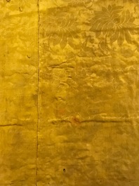 Un dessus de coussin imp&eacute;riale en soie brod&eacute;e en fils dor&eacute;s sur fond jaune, Chine, 19&egrave;me