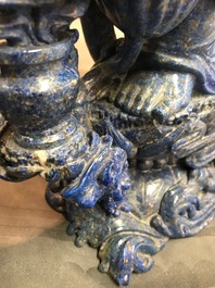 Een grote Chinese figuur van Guanyin in lapis lazuli, 20e eeuw