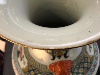 Twee grote Chinese famille rose vazen, 19/20e eeuw