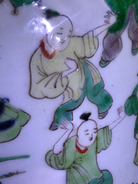 Un vase en porcelaine de Chine wucai &agrave; d&eacute;cor de gar&ccedil;ons jouants, &eacute;poque Transition