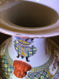 Deux grands vases en porcelaine de Chine famille rose, 19/20&egrave;me
