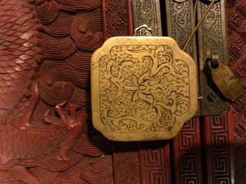 Un cabinet en laque de Chine &agrave; d&eacute;cor de dragons et ph&eacute;nix, 19&egrave;me