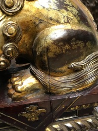 Une paire de lions bouddhistes en bois laqu&eacute; et dor&eacute;, Chine, 19&egrave;me