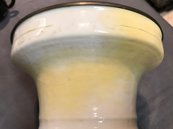 Un vase en porcelaine de Chine famille rose &agrave; d&eacute;cor d'Immortels, Yongzheng