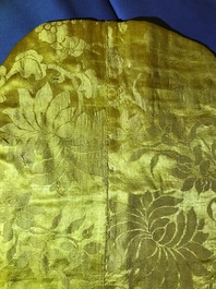 Un dessus de coussin imp&eacute;riale en soie brod&eacute;e en fils dor&eacute;s sur fond jaune, Chine, 19&egrave;me