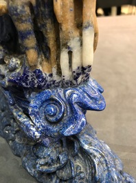 Een grote Chinese figuur van Guanyin in lapis lazuli, 20e eeuw