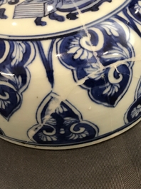 Un grand pot couvert en porcelaine de Chine bleu et blanc, Kangxi