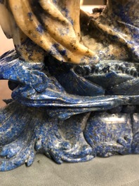 Een grote Chinese figuur van Guanyin in lapis lazuli, 20e eeuw