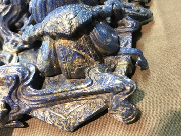 Een grote Chinese figuur van Guanyin in lapis lazuli, 20e eeuw