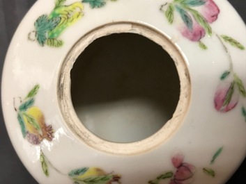 Deux th&eacute;i&egrave;res en porcelaine de Chine famille rose et qianjiang cai, 19/20&egrave;me