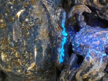 Un grand mod&egrave;le de Guanyin en lapis lazuli sculpt&eacute;, Chine, 20&egrave;me