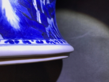 Een Chinese blauwwitte yenyen vaas met rivierlandschappen, Kangxi