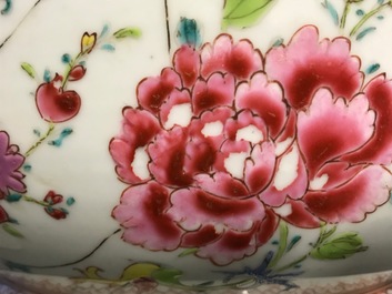 Een Chinese ronde famille rose dekselterrine met floraal decor, Qianlong