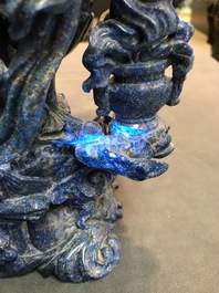 Un grand mod&egrave;le de Guanyin en lapis lazuli sculpt&eacute;, Chine, 20&egrave;me