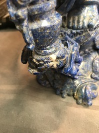 Een grote Chinese figuur van Guanyin in lapis lazuli, 20e eeuw