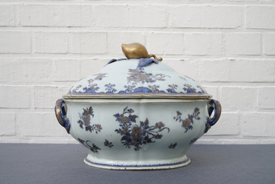 A Chinese blue, white and gilt part service, Qianlong