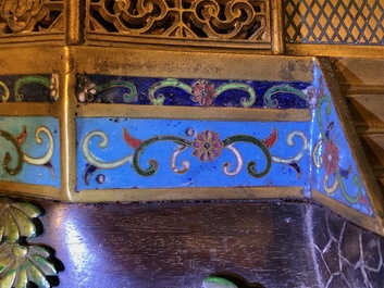 Een Chinees houten lakwerk paneel met oplegwerk van cloisonn&eacute;, ivoor en jade, 18e eeuw