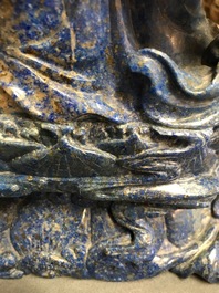 Een grote Chinese figuur van Guanyin in lapis lazuli, 20e eeuw