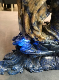 Een grote Chinese figuur van Guanyin in lapis lazuli, 20e eeuw