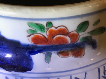 Un vase en porcelaine de Chine wucai &agrave; d&eacute;cor de gar&ccedil;ons jouants, &eacute;poque Transition