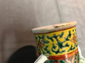 Een Chinese famille verte maanfles, Xuande merk, 19e eeuw