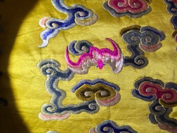 Un dessus de coussin imp&eacute;riale en soie brod&eacute;e en fils dor&eacute;s sur fond jaune, Chine, 19&egrave;me