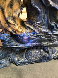 Een grote Chinese figuur van Guanyin in lapis lazuli, 20e eeuw