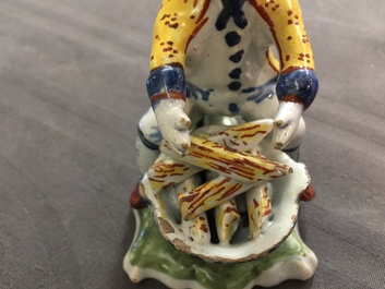 Een polychrome Delftse figuur van een man bij een stoofje, 18e eeuw