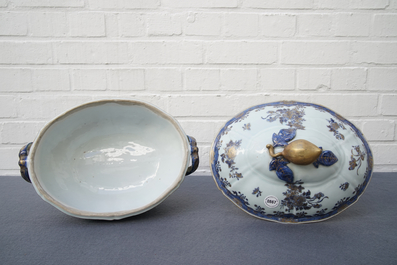 A Chinese blue, white and gilt part service, Qianlong