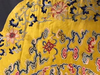 Un dessus de coussin imp&eacute;riale en soie brod&eacute;e en fils dor&eacute;s sur fond jaune, Chine, 19&egrave;me