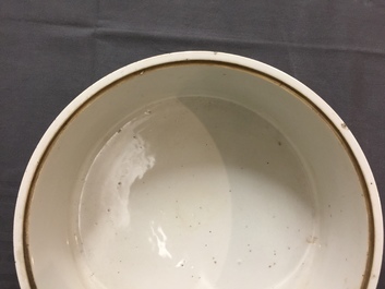 Une terrine couverte en porcelaine de Chine qianjiang cai, 19/20&egrave;me