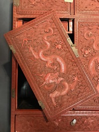 Een Chinees kastje in rood lakwerk met draken en feniksen, 19e eeuw