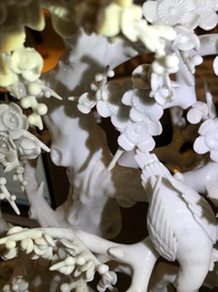 Un groupe en porcelaine blanc de Chine figurant deux femmes autour d'un arbre, 18&egrave;me