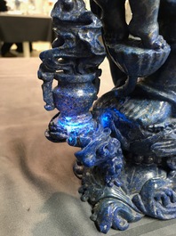 Een grote Chinese figuur van Guanyin in lapis lazuli, 20e eeuw