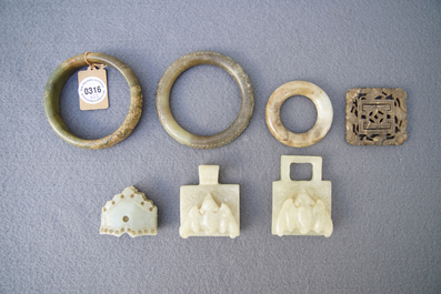 A collection of 23 Chinese jade, soapstone and hardstone seals, carvings, hooks and bangles, 19/20th C.